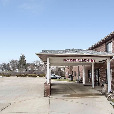 Econo Lodge Inn & Suites Dubuque Exterior photo