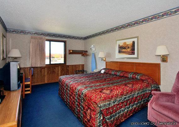 Econo Lodge Inn & Suites Dubuque Room photo