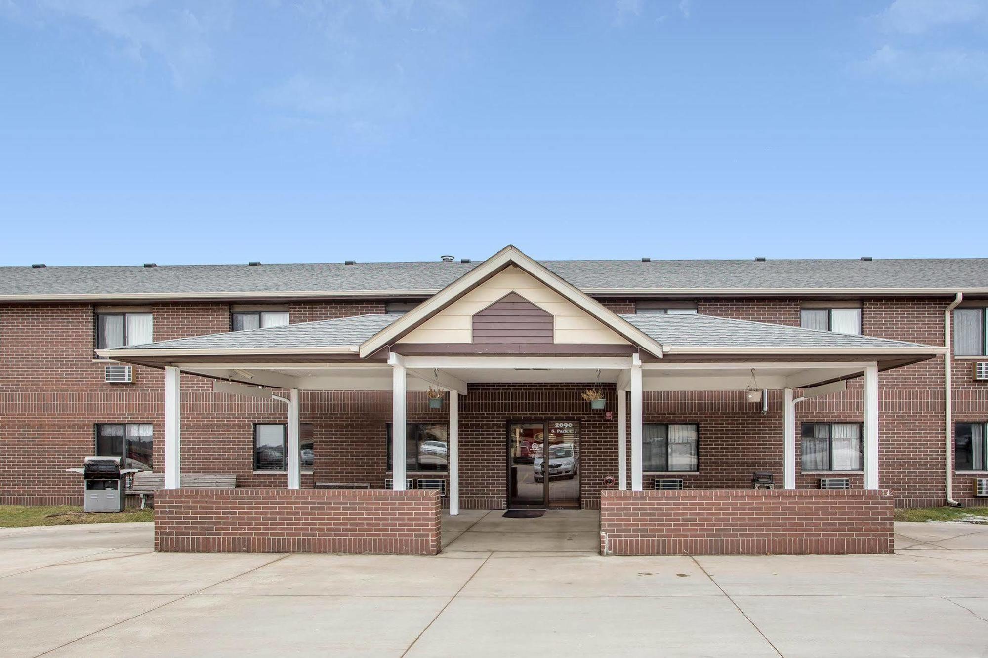 Econo Lodge Inn & Suites Dubuque Exterior photo