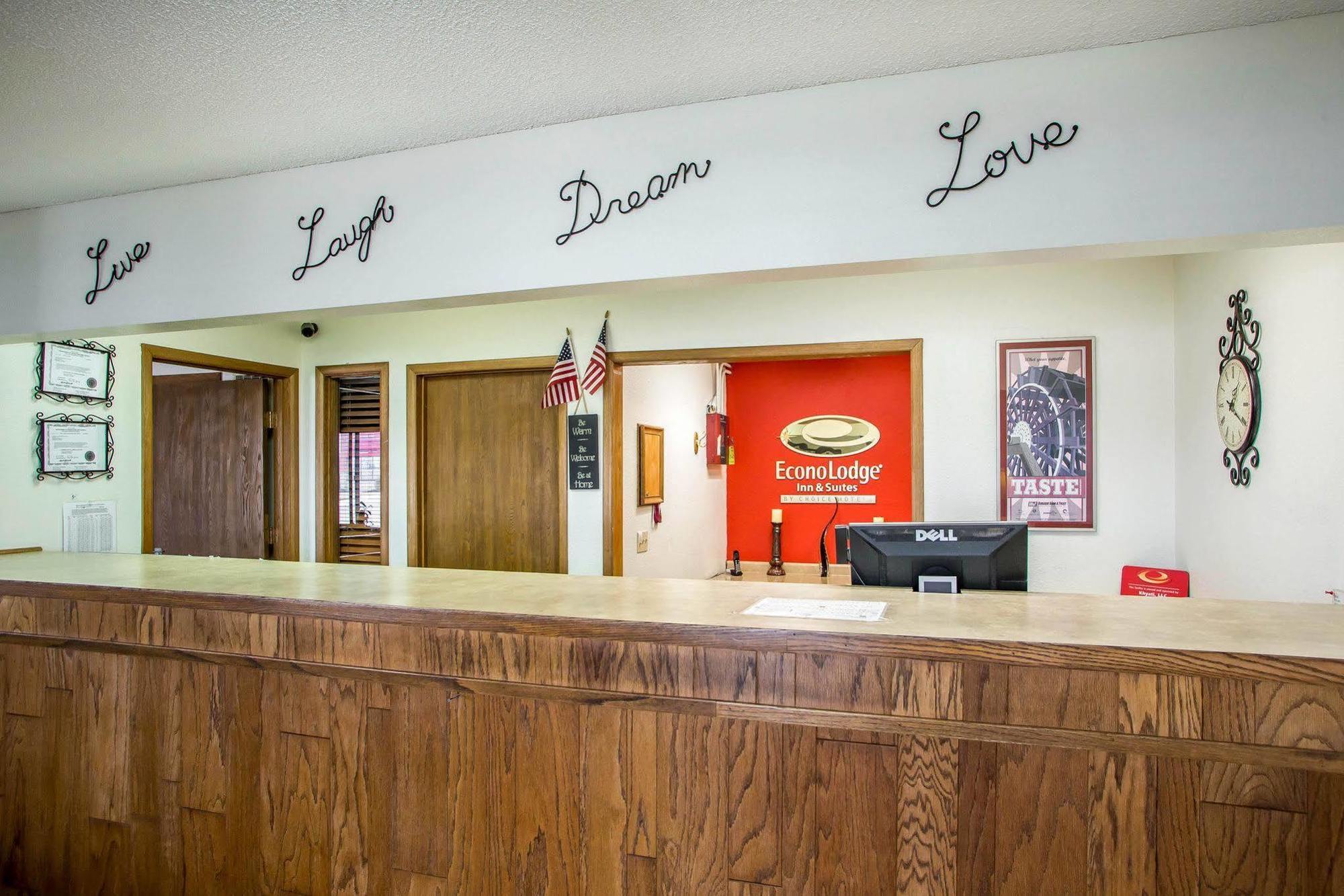 Econo Lodge Inn & Suites Dubuque Exterior photo