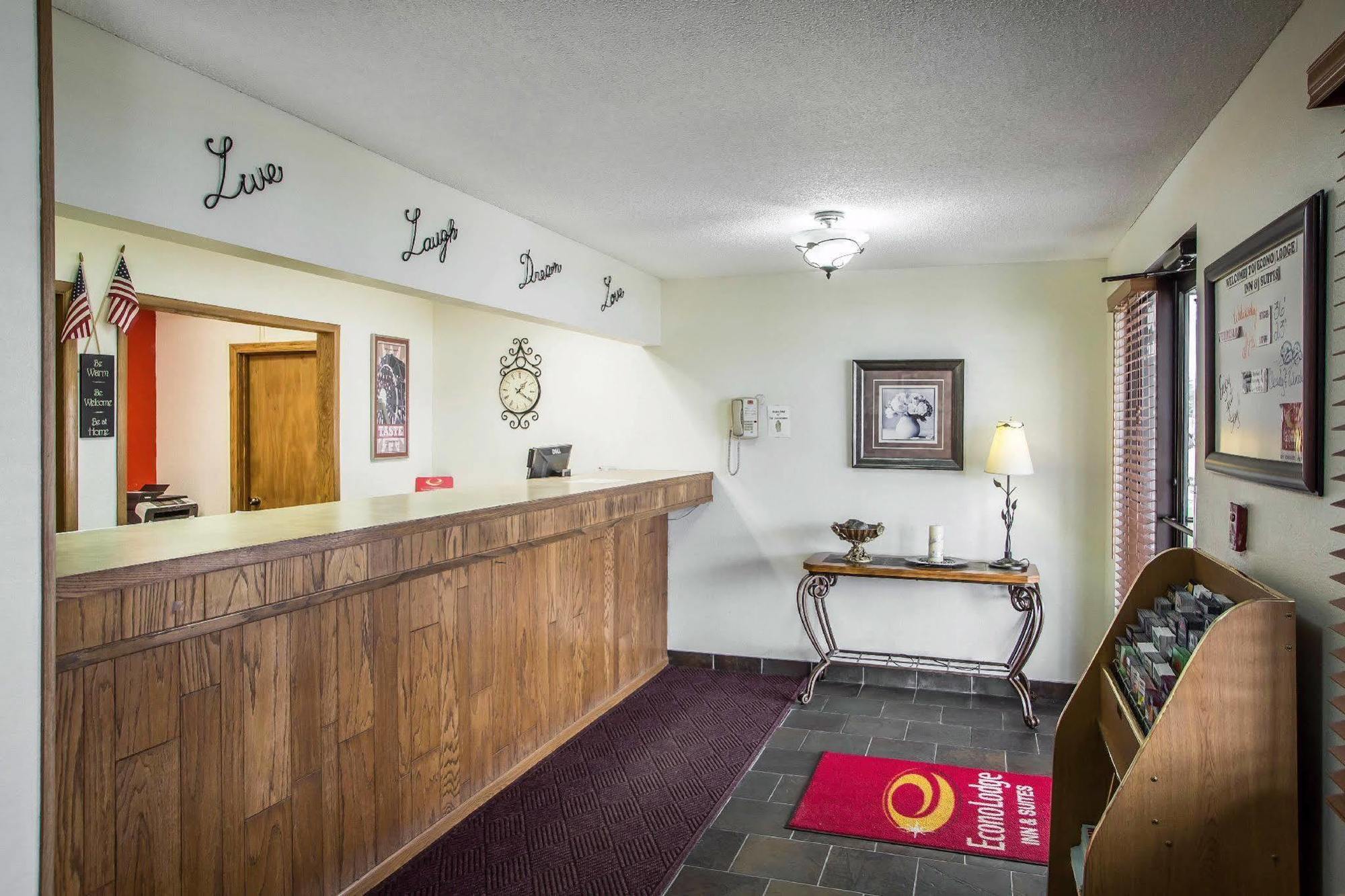 Econo Lodge Inn & Suites Dubuque Exterior photo
